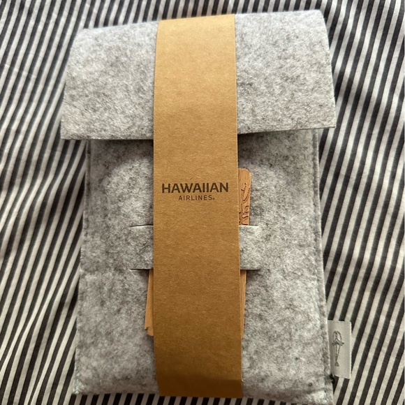 Hawaiian Airlines first class amenities kit - Picture 1 of 5